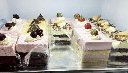 Bild enthält, Cake, Dessert, Food, Torte, Shop, Cream, Icing, Bakery