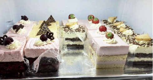 Bild enthält, Cake, Dessert, Food, Torte, Shop, Cream, Icing, Bakery