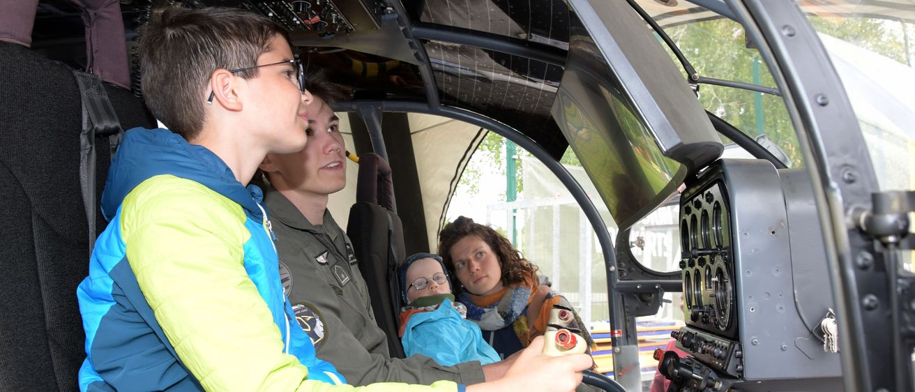 Bild enthält, Person, Baby, Glasses, Car, Vehicle, Face, Adult, Male, Man, Driving