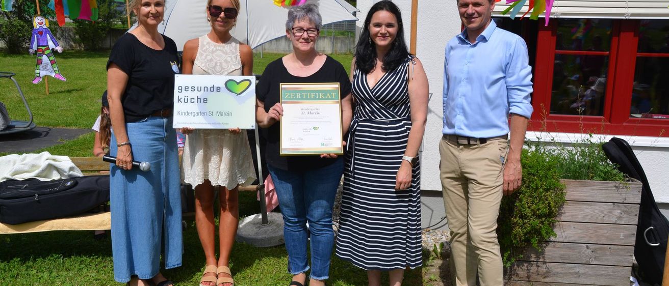 Bild enthält, Grass, Shelter, Pants, Person, Photography, Portrait, Blouse, Park, People, Backyard