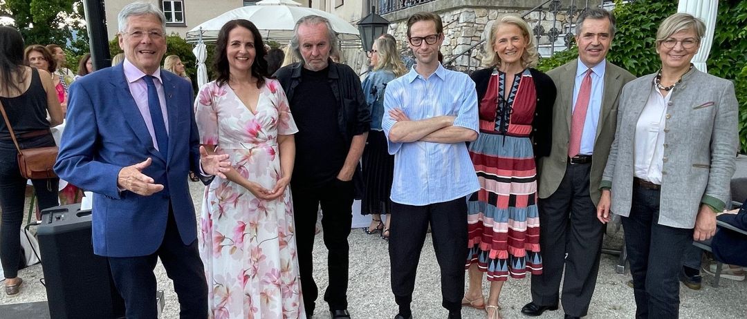 Bild enthält, Groupshot, Person, People, Adult, Female, Woman, Male, Man, Coat, Pants