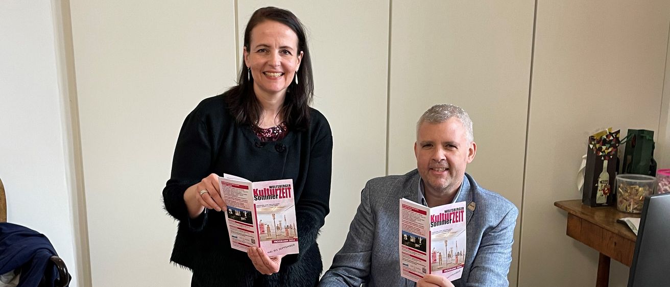 Bild enthält, Adult, Female, Person, Woman, Book, Computer Keyboard, Male, Man, Ring, Table