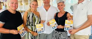 Bild enthält, Adult, Female, Person, Woman, Advertisement, Poster, People, Ring, Smile, Man