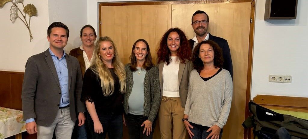 Bild enthält, Pants, People, Person, Groupshot, Adult, Female, Woman, Male, Man, Coat