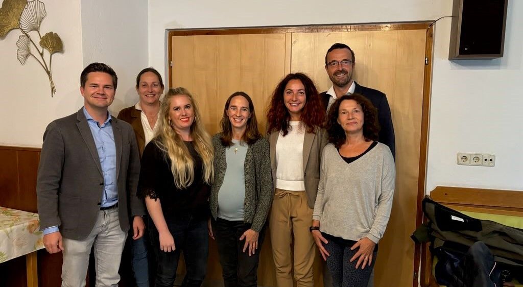 Bild enthält, Pants, People, Person, Groupshot, Adult, Female, Woman, Male, Man, Coat