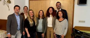 Bild enthält, Pants, People, Person, Groupshot, Adult, Female, Woman, Male, Man, Coat