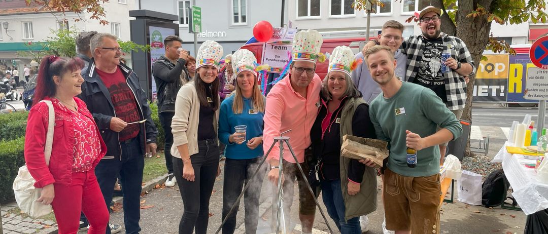 Bild enthält, Adult, Male, Man, Person, Female, Woman, Shoe, Jacket, Shorts, Jeans