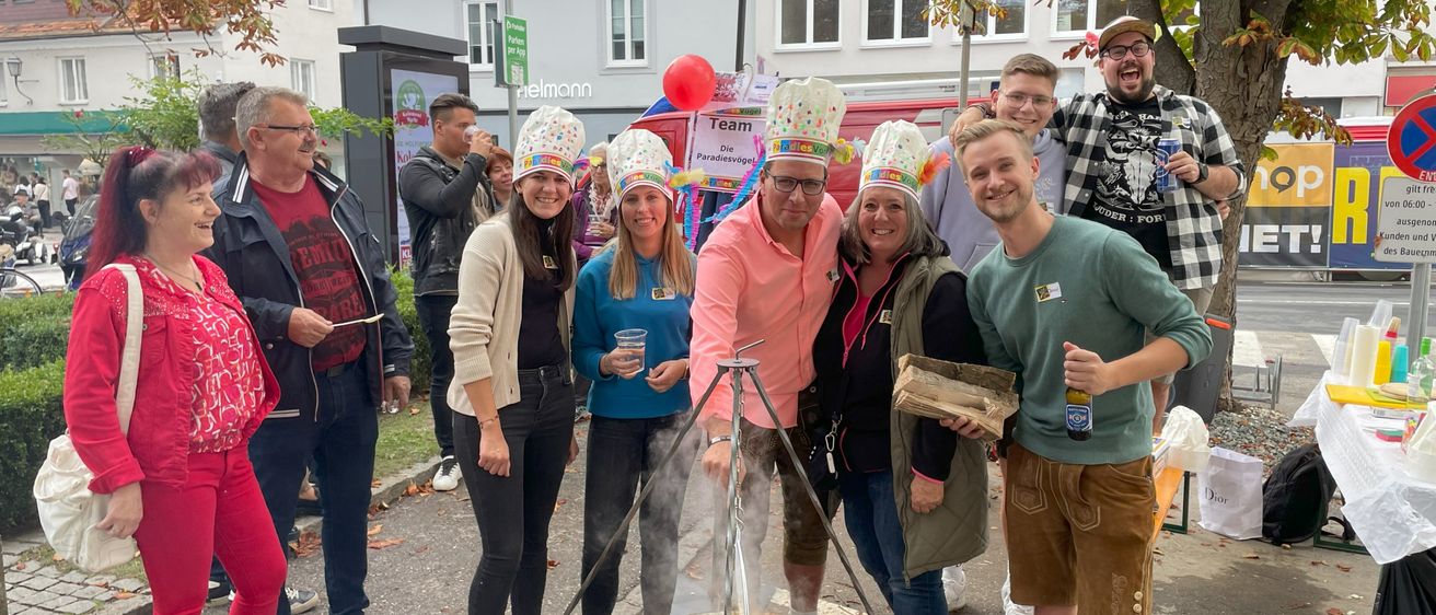 Bild enthält, Adult, Male, Man, Person, Female, Woman, Shoe, Jacket, Shorts, Jeans