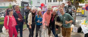 Bild enthält, Adult, Male, Man, Person, Female, Woman, Shoe, Jacket, Shorts, Jeans