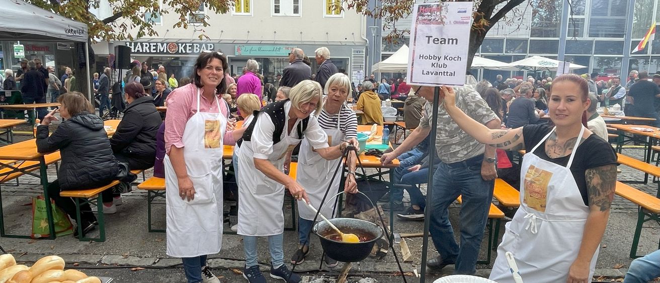 Bild enthält, Urban, Adult, Female, Person, Woman, People, City, Handbag, Jeans, Shoe