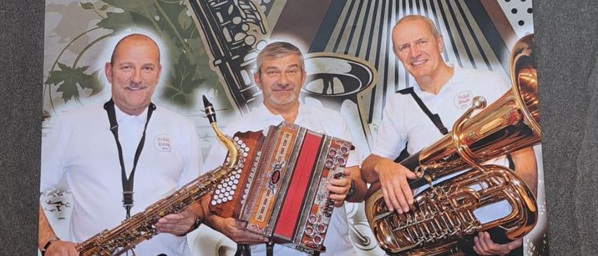 Bild enthält, Advertisement, Poster, Face, Person, Photography, Portrait, Adult, Male, Man, Musical Instrument