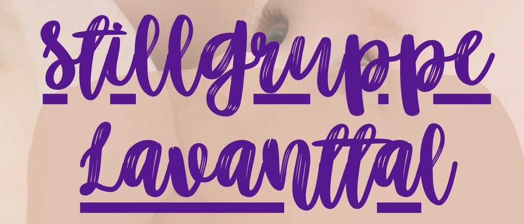 Ein Baby liegt auf dem Bauch einer Frau, mit violettem kursiven Text, der 'tillgrupp lavantaal' überlagert.