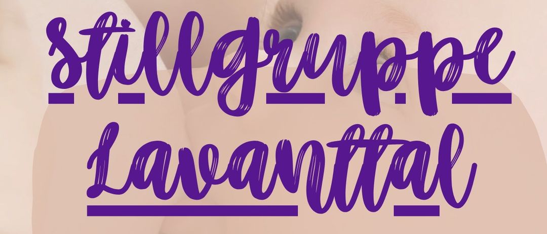 Ein Baby ruht auf einem weißen Tuch, mit violettem Textüberlagert, der 'tillgrupp. lavanttal.' liest. Das Baby scheint friedlich zu schlafen.