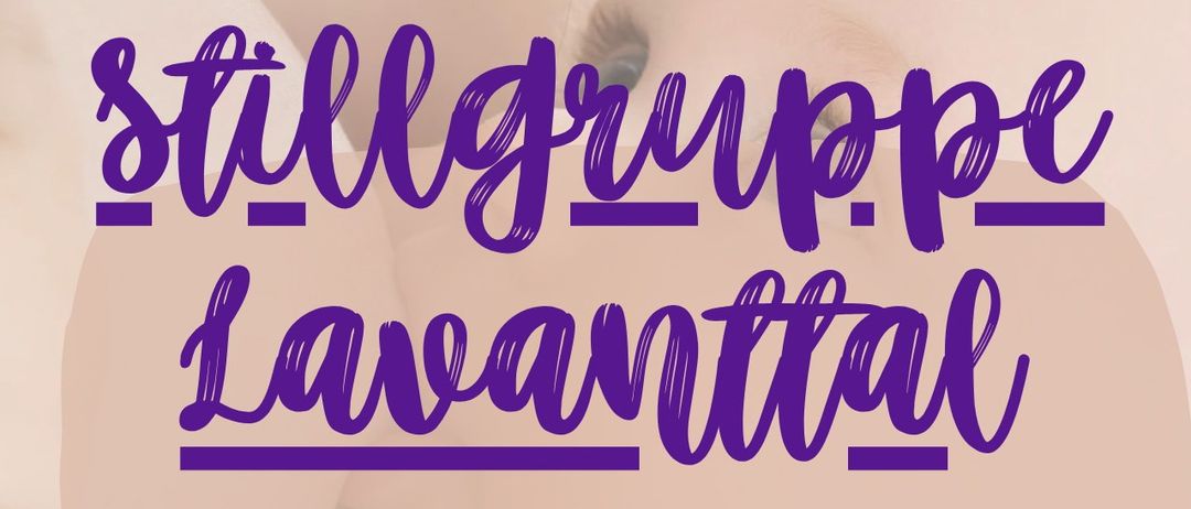 Ein Bild zeigt das Gesicht eines Babys mit unscharfem Hintergrund und violettem Textüberlagerung, der 'tillgrupp lavanttal' lautet.