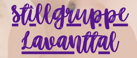 A baby lying on its back with the words 'tillgrupp lavantaal' written in purple cursive font above it.