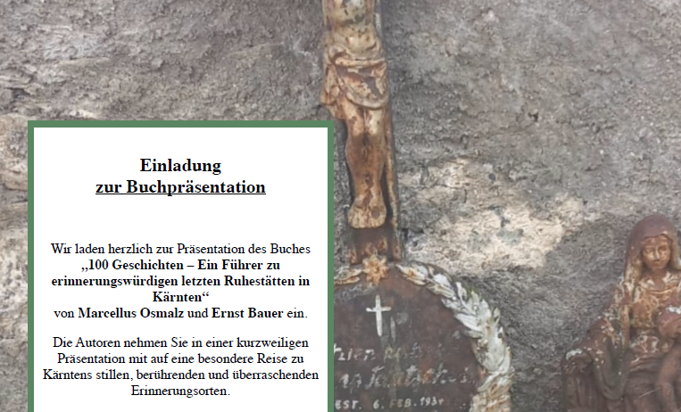 Ein Einladungsschreiben zur Buchpräsentation steht an einer Steinmauer mit einer Statue von Jesus am Kreuz. Der Zettel lautet 'Einladung zur Buchpräsentation'. Neben der Statue ist ein Kreuz an der Wand befestigt.