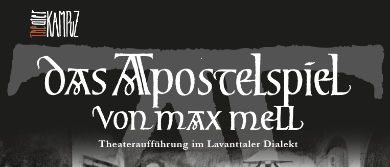 Schwarz-weißes Bild eines Theaterplakats. Es zeigt eine Gruppe von Personen in historischen Kostümen, die in einem Raum mit einer Uhr und einer Lampe stehen. Das Stück heißt 'Das Apostolspiel' von Max Mell, aufgeführt in Dialekt. Es enthält die Besetzung und Regisseure sowie den Zeitplan und die Veranstaltungsdetails.