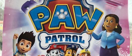 Plakat für eine Live-Veranstaltung auf dem Wolfsberg Marktplatz mit den Paw Patrol Charakteren, einschließlich Ryder, Marshall und den Hunden. Es lädt Kinder ein, an den Aktivitäten teilzunehmen.