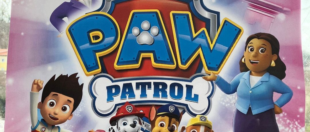 Plakat für eine Live-Veranstaltung auf dem Wolfsberg Marktplatz mit den Paw Patrol Charakteren, einschließlich Ryder, Marshall und den Hunden. Es lädt Kinder ein, an den Aktivitäten teilzunehmen.