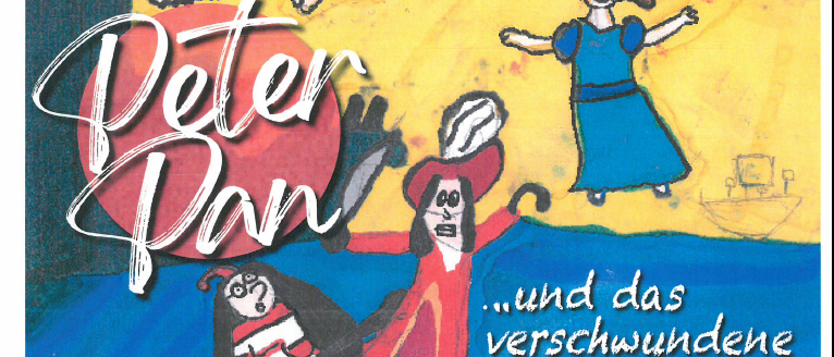 Eine farbenfrohe Illustration zeigt Charaktere aus Peter Pan, einschließlich Peter, Wendy und Captain Hook, mit Musiknoten im Hintergrund. Der Titel lautet 'Peter Pan und das verschwindende Notenblatt'. Unten erscheint ein Krokodil.