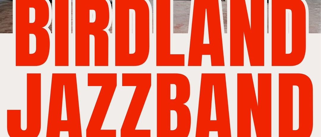 Plakat für Birdland Jazzband live im Orpheum. Die Bandmitglieder spielen auf der Bühne mit Musikinstrumenten. Das Plakat enthält Datum und Uhrzeit der Veranstaltung.
