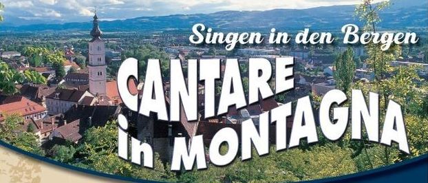 Ein Plakat für ein Musikfestival mit dem Titel 'Cantare in Montagna' mit Terminen vom 28. August bis 30. August 2026. Das Plakat zeigt eine malerische Ansicht einer Stadt mit Bergen im Hintergrund und einem Turm. Es listet verschiedene Chöre und Musiker auf, die am Event teilnehmen.