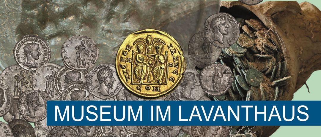 Ein Werbeplakat für einen Vortrag im Museum im Lavanthaus über antike Münzfunde in Kärnten. Das Bild zeigt eine goldene Münze und mehrere Silbermünzen, mit dem Titel 'Sparstumpf oder Münzopfer?' und dem Datum 'Mittwoch, 23. 09. 2026'.