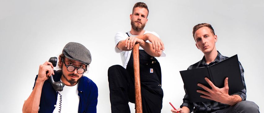 Bild enthält, Photography, Person, Sitting, Shoe, Axe, Groupshot, Adult, Male, Man, Tree