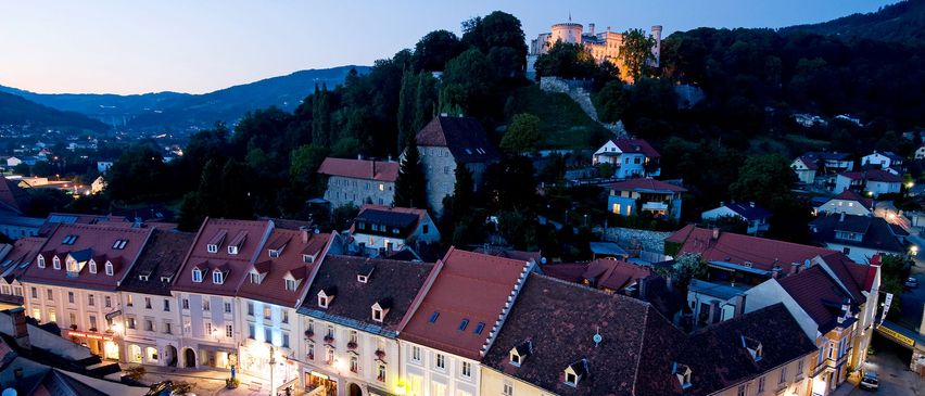 Bild enthält, Building, Cityscape, Urban, Neighborhood, Housing, Outdoors, House, City, Car, Roof