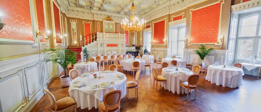 Bild enthält, Indoors, Hall, Fun, Banquet, Chair, Chandelier, Person, Knife