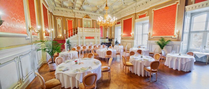 Bild enthält, Indoors, Hall, Fun, Banquet, Chair, Chandelier, Person, Knife