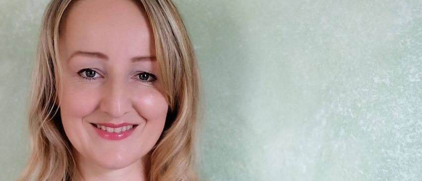 Bild enthält, Blonde, Hair, Person, Face, Head, Smile, Portrait, Dress, Sleeve, Brown Hair