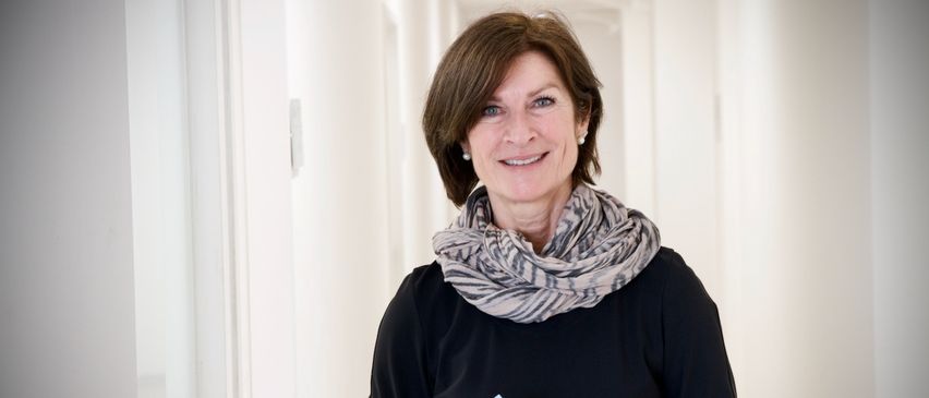 Bild enthält, Adult, Female, Person, Woman, Clothing, Scarf, Face, Head