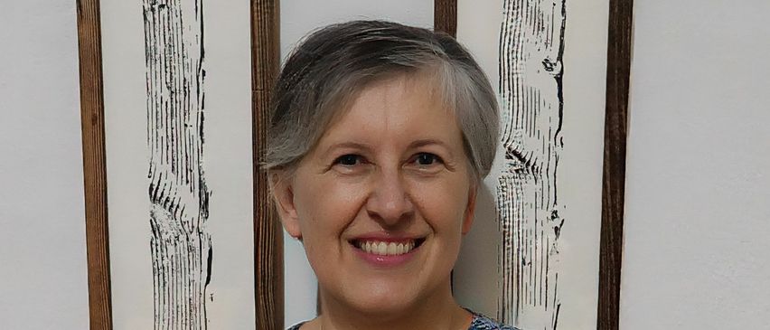 Bild enthält, Person, Photography, Portrait, Smile, Advertisement, Poster, Lady, Blouse, Earring, Woman