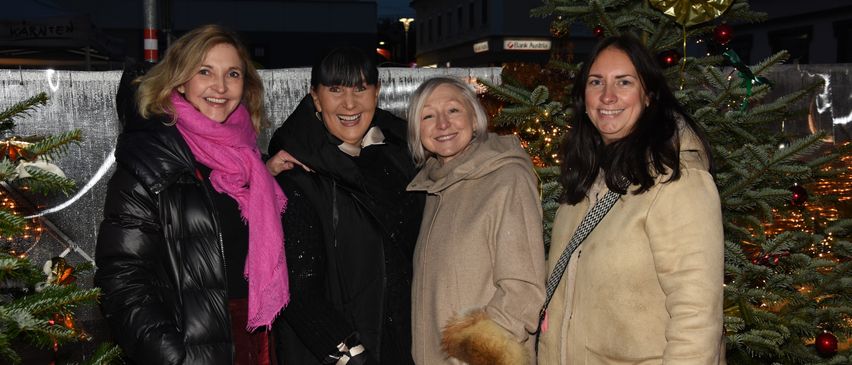 Bild enthält, Coat, Jacket, Tree, Adult, Female, Person, Woman, Fir, Face, Overcoat