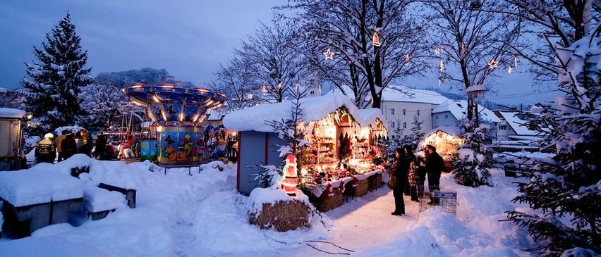 Bild enthält, Person, Plant, Tree, Helmet, Christmas, Christmas Decorations, Festival, Handbag, Christmas Tree, Fir
