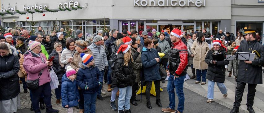 Bild enthält, People, Person, Adult, Female, Woman, Coat, Handbag, Male, Man, Child