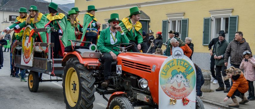 Bild enthält, Adult, Female, Person, Woman, People, Wheel, Male, Man, Hardhat, Child
