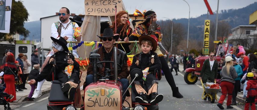 Bild enthält, Adult, Female, Person, Woman, Male, Man, Baby, Shoe, Glasses, Wheel