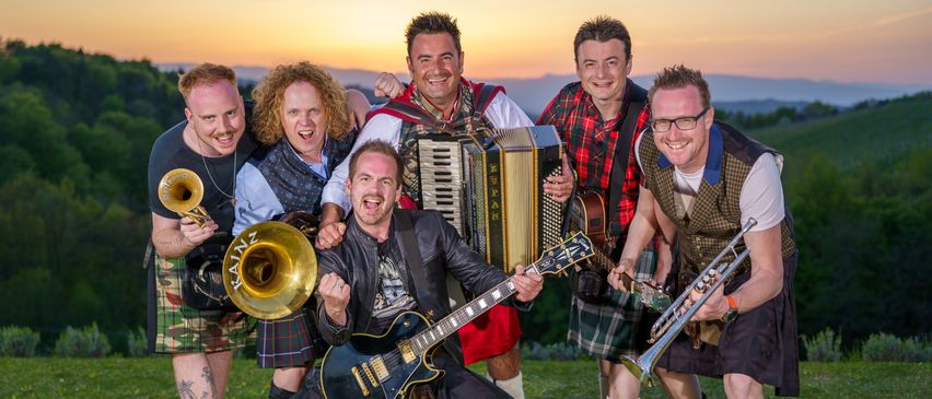 Bild enthält, Group Performance, Music Band, Musical Instrument, Person, People, Adult, Male, Man, Skirt, Guitar