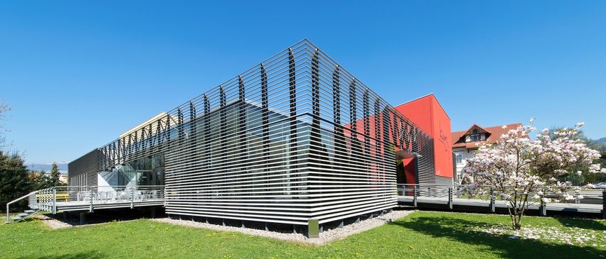 Bild enthält, Grass, Plant, Architecture, Building, Office Building, Lawn, Campus, Outdoors, Park, Housing