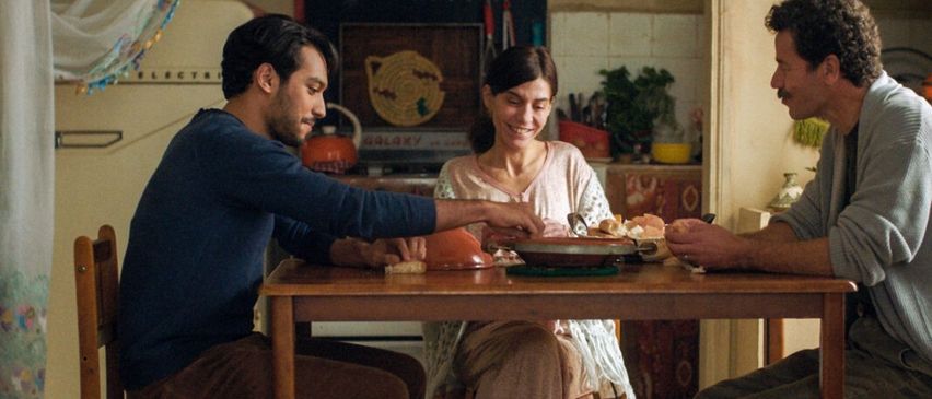 Bild enthält, Dining Room, Dining Table, Table, Adult, Male, Man, Person, Female, Woman, Restaurant