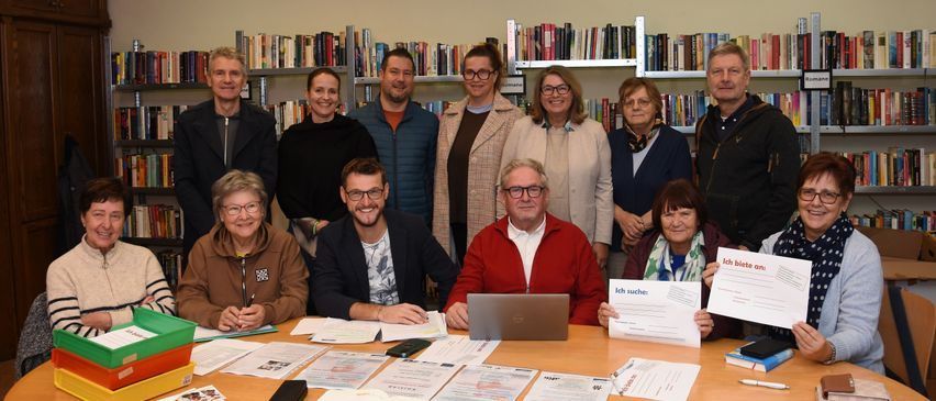 Bild enthält, Book, Indoors, Library, Publication, People, Person, Adult, Female, Woman, Man