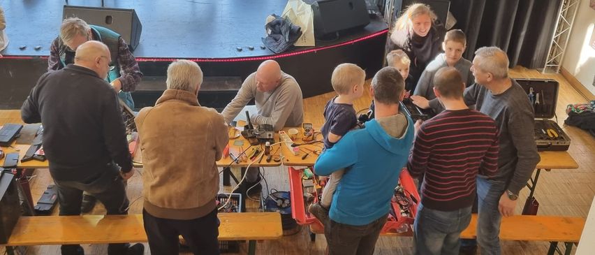 Bild enthält, People, Person, Adult, Female, Woman, Hoodie, Male, Man, Indoors, Child