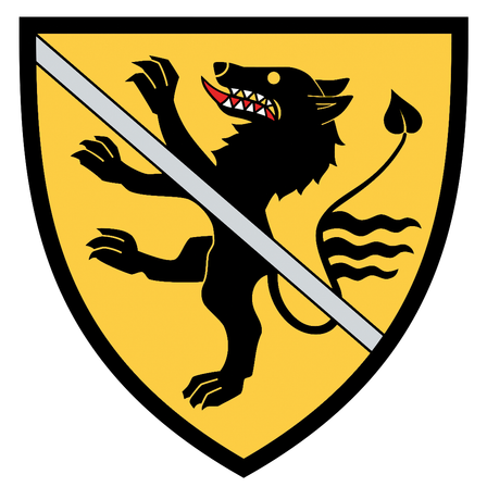 Ein Wappenschild mit einem schwarzen Wolf auf einem gelben Schild, der ein Schwert mit einem silbernen Streifen darauf hält und einen Blatt auf der rechten Seite.