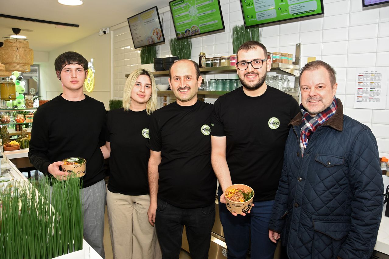 Bild enthält, People, Person, Flower Arrangement, Flower Bouquet, Adult, Male, Man, Female, Woman, Shelf