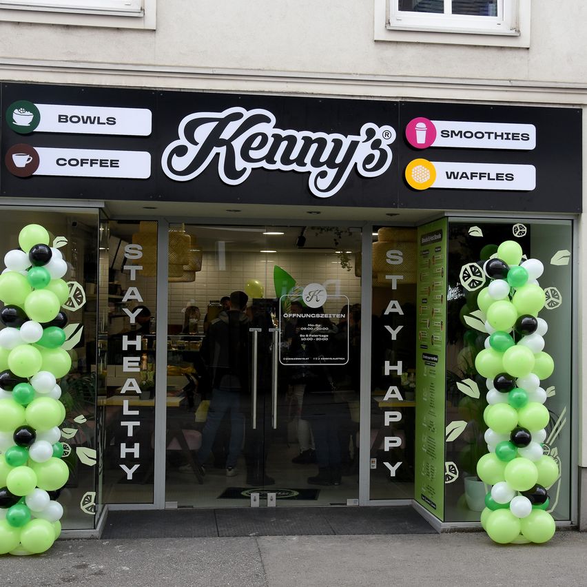 Bild enthält, Architecture, Building, Shop, Person, Car, Transportation, Vehicle, Balloon