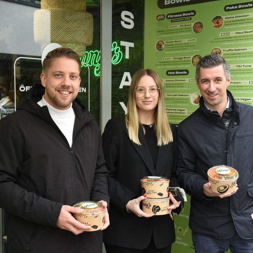 Bild enthält, Adult, Female, Person, Woman, People, Male, Man, Coat, Fashion, Face