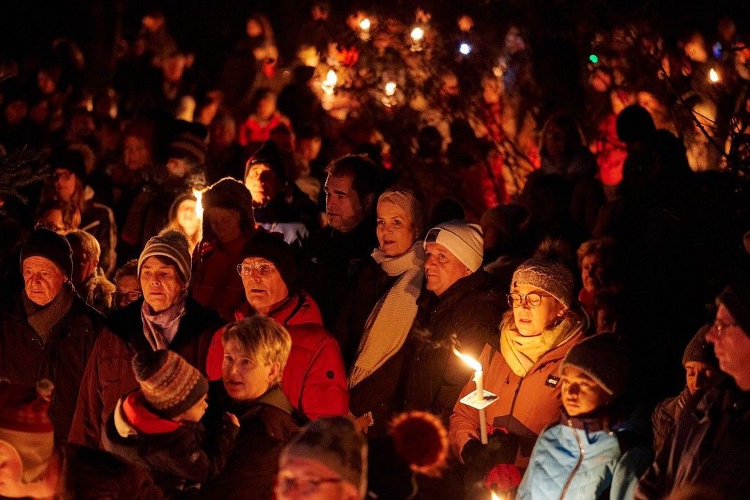 Bild enthält, Glasses, Hat, Adult, Male, Man, Person, Vigil, People, Face, Candle