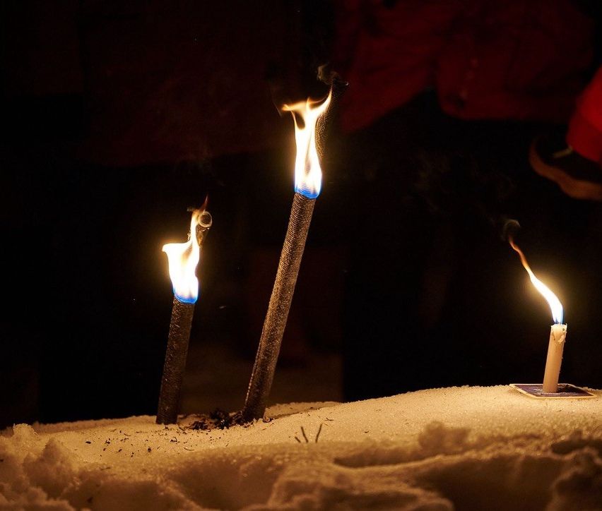 Bild enthält, Footwear, Shoe, Candle, Birthday Cake, Cake, Cream, Dessert, Person, Bread, Fire